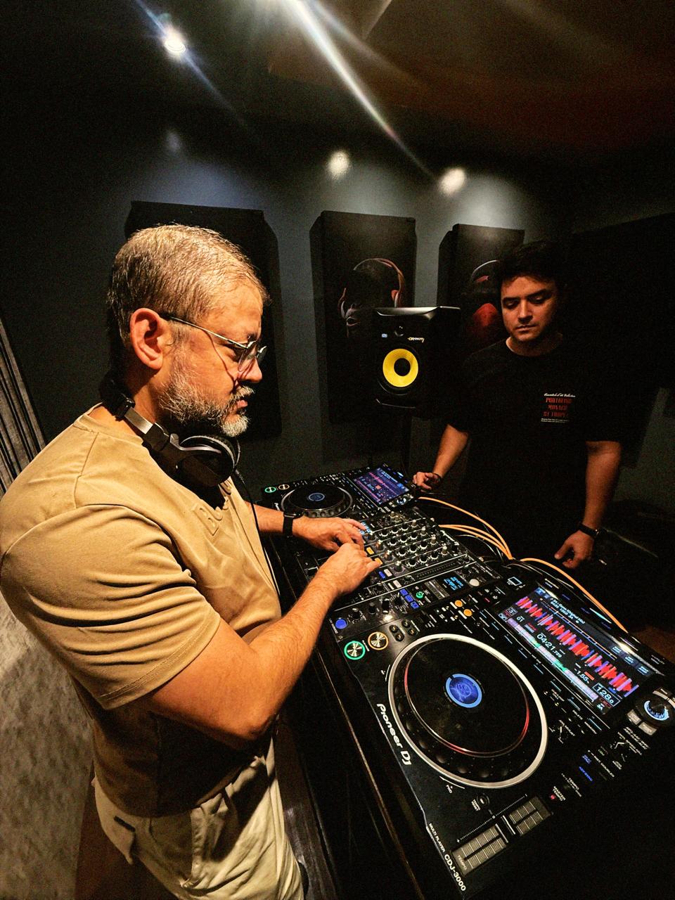 Close em equipamento de DJ