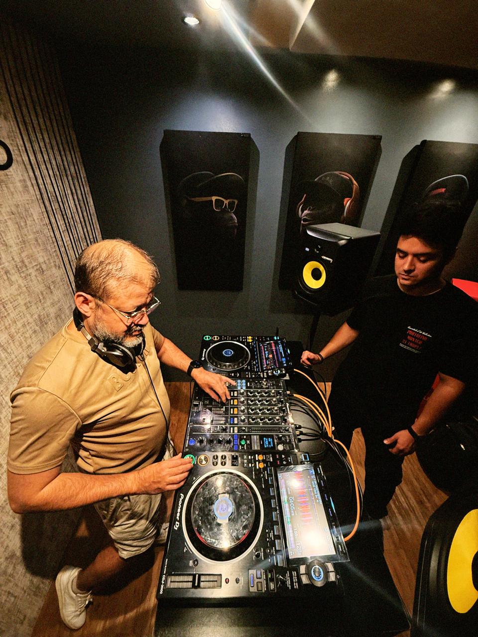 ROHBO operando equipamento Pioneer DJ